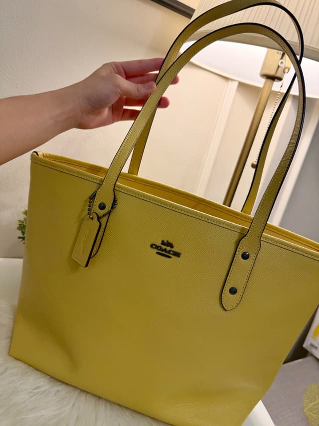 กระเป๋า Coach City Zip Tote สีเหลือง