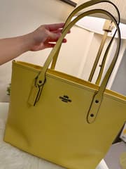 Сумка Coach City Zip Tote желтого цвета - image blurred placeholder