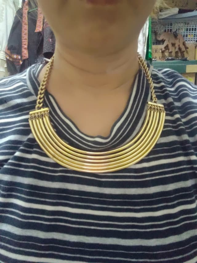 สร้อยคอสีทอง