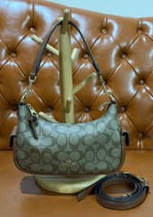 Сумка на плечо Coach Pennie, коричневый цвет, фирменный узор C signature - image blurred placeholder