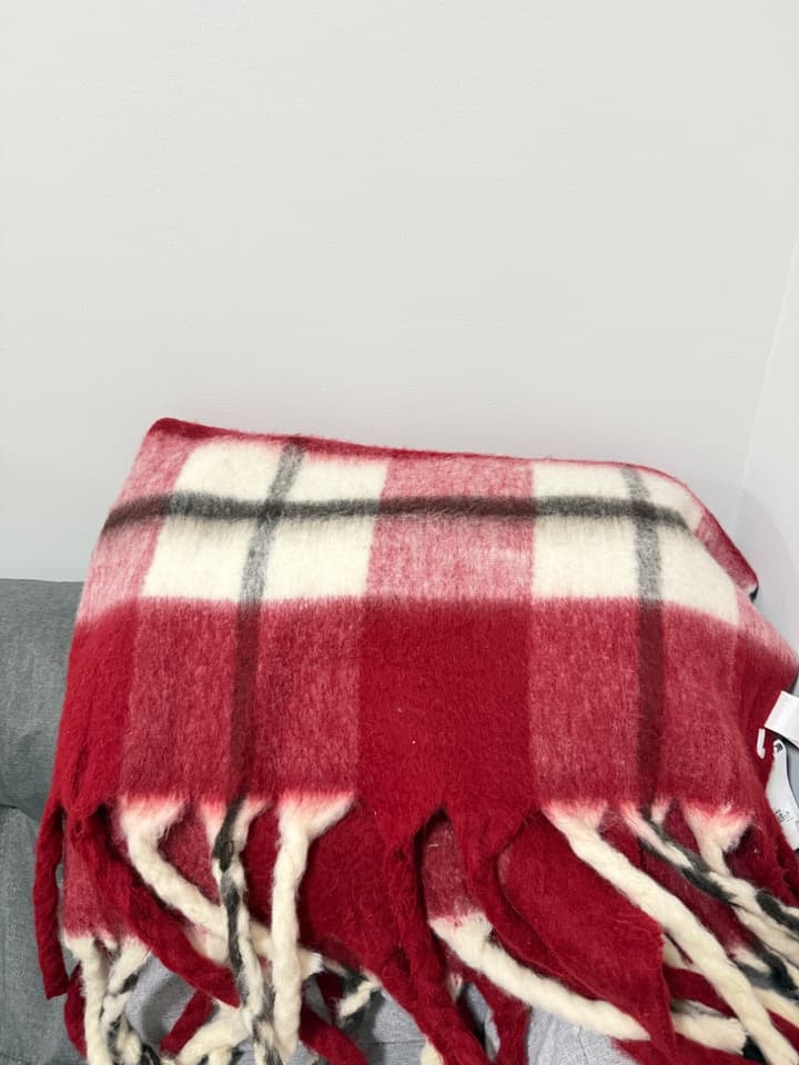 Многофункциональный плед H&M Home для покрытия дивана и декора комнаты