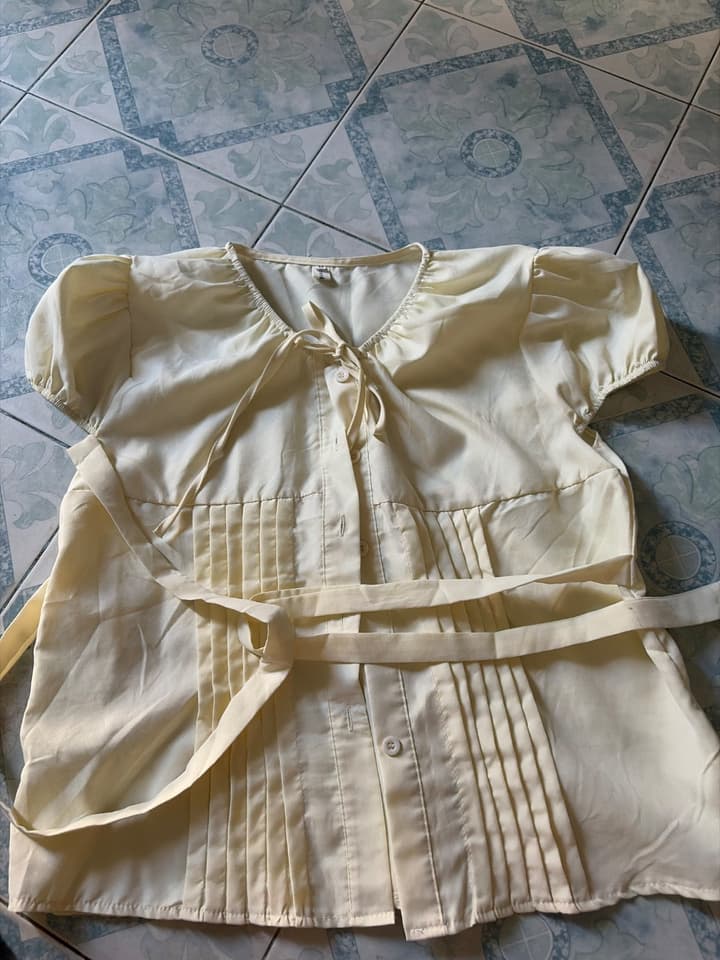 เสื้อแขนตุ๊กตาสีเหลืองพาสเทล