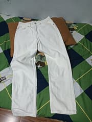 Оригинальные джинсы Levi's, белые - image blurred placeholder