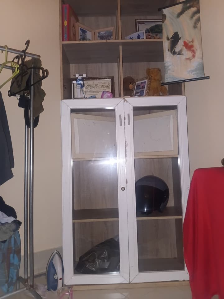 Стеллаж с стеклянным шкафом