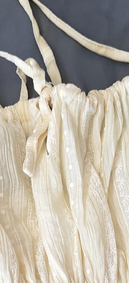 เสื้อสายเดี่ยวสีเหลืองอ่อน