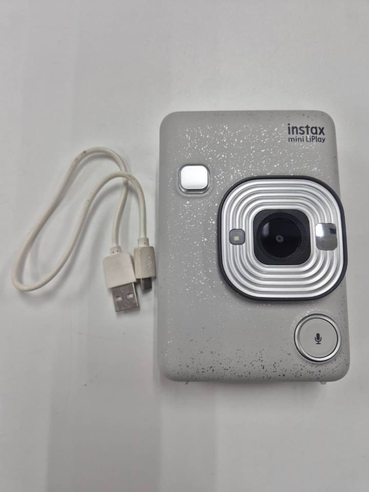 Мгновенная камера Fuji Instax mini LiPlay светло-серого цвета