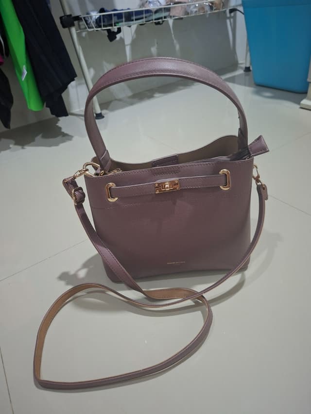 กระเป๋าสะพายข้างผู้หญิง แบรนด์ David Jones สีชมพู