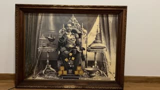 Рамка для портрета короля Рамы V с памятной банкнотой 60 бат - image blurred placeholder