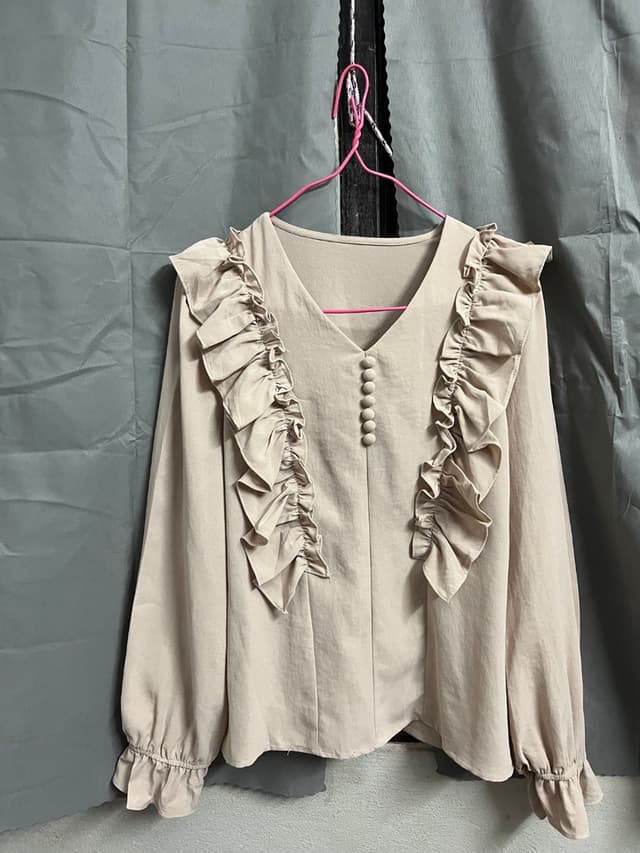 เสื้อเบลาส์แขนยาว สีเบจ แต่งระบายอก
