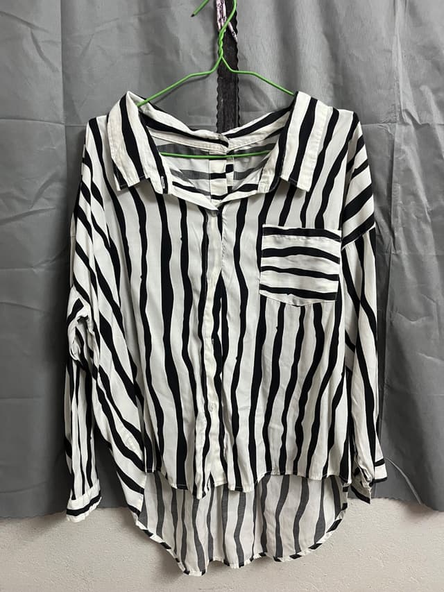 เสื้อเชิ้ตลายทาง แขนยาว ไม่มีตำหนิ ใส่ครั้งเดียว