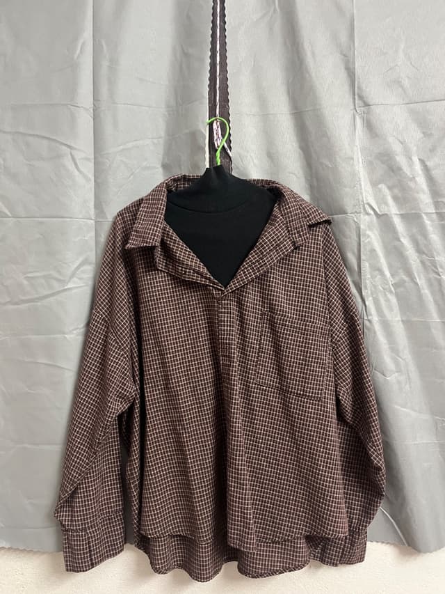 เสื้อเชิ้ตลายสก็อตสีน้ำตาลเข้ม สภาพใหม่ ไม่มีตำหนิ