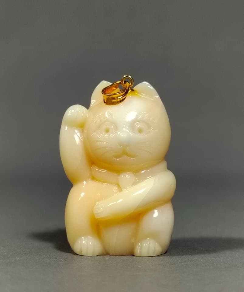 Подвеска с манэки-нэко на удачу, вырезанная из кораллового камня (Angel Skin Coral), с кольцом из настоящего золота 18k