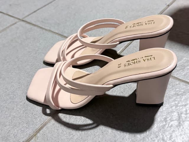 รองเท้าส้นสูงสีครีม แบรนด์ lisa shoes