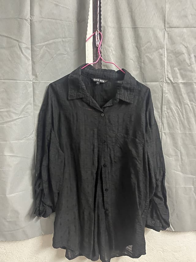 เสื้อเชิ้ตสีดำ แขนยาว ผ้าค่อนข้างบาง งานแต่งแขน