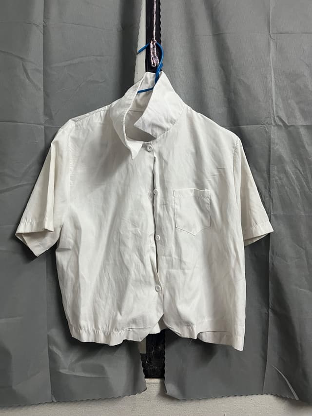 เสื้อเชิ้ตแขนสั้นครอป สีขาว