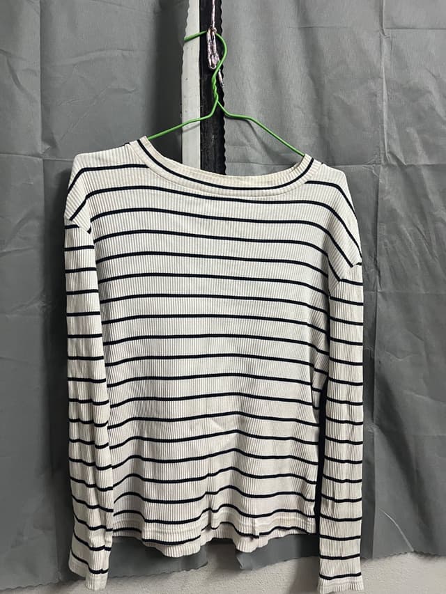 เสื้ออินเนอร์ แขนยาว ผ้าร่อง ลายทางขาวดำ