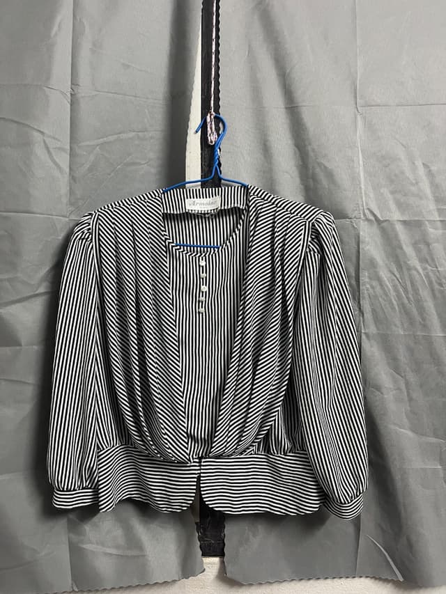 เสื้อแขนยาวลายทางขาวดำ ใหม่มาก