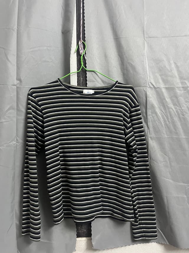 เสื้ออินเนอร์ ผ้าร่อง ลายทางสีเขียวขี้ม้าดำ