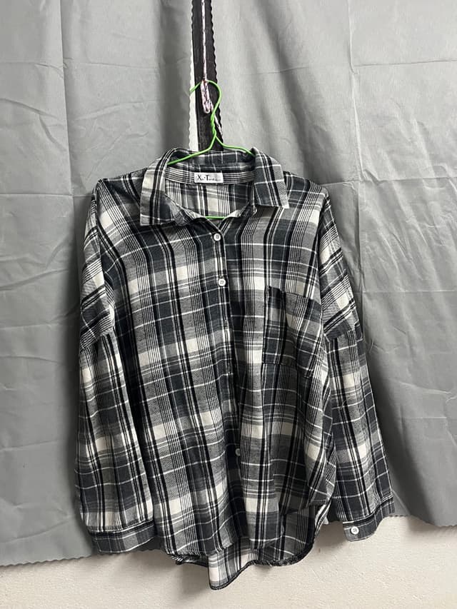 เสื้อเชิ้ตลายสก็อต สีดำ สภาพใหม่