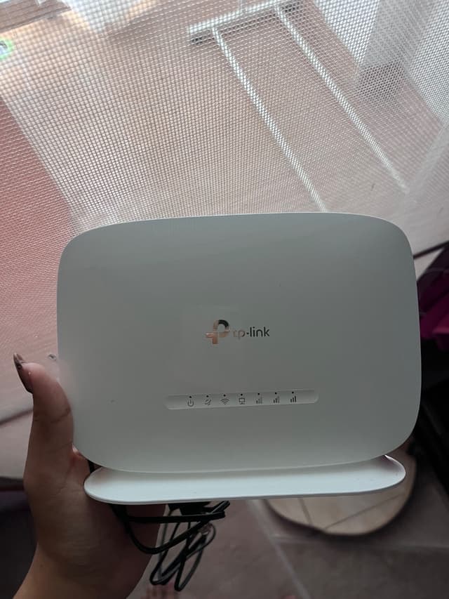 TP-Link Router TL-MR105 4G LTE SIM Card