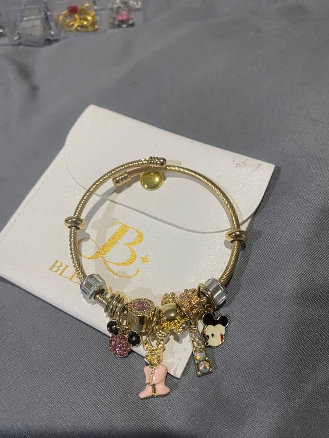 Gold bracelet, princess style, decorated with assorted charms