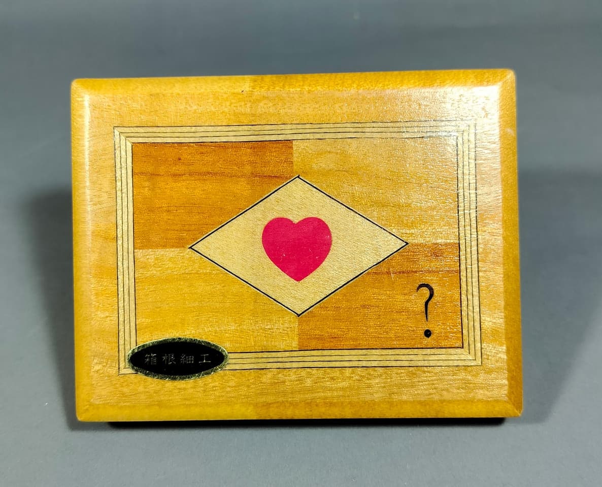 Деревянная коробка в японском стиле с механизмом