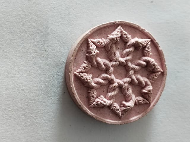 พระผงพญานาค รุ่นดวงเศรษฐี วัดมณีวงศ์ จ.นครนายก (เนื้อผงชมพู)