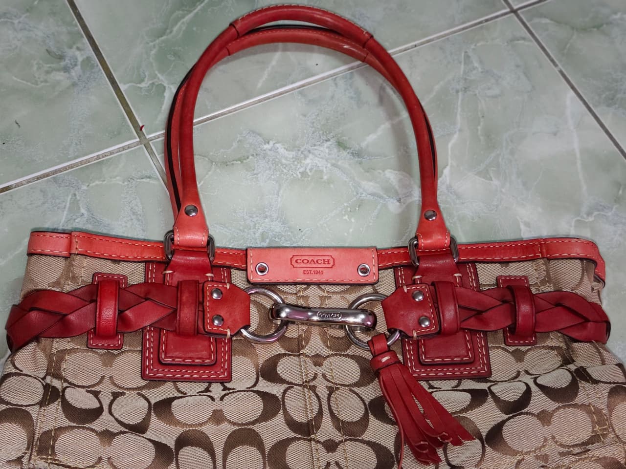 Сумка Coach Hamptons коричневого цвета с фирменным узором и оранжевой кожаной отделкой