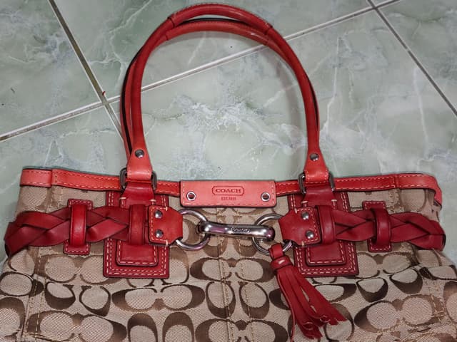 กระเป๋าถือ Coach Hamptons สีน้ำตาลลาย Signature พร้อมขอบหนังสีส้ม