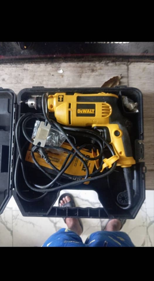 DEWALT Electric Drill 100% Genuine 550W Complete Set in Box Like New