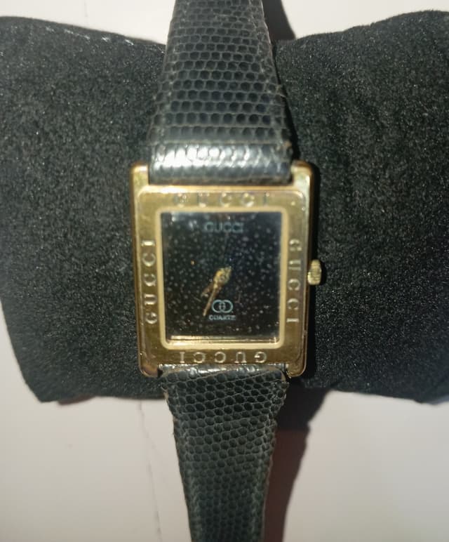 Authentic Gucci Vintage Watch, model 4000M, original genuine parts throughout, sold as-is, movement not working