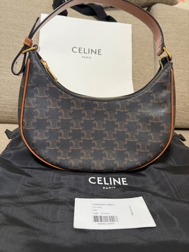 กระเป๋า CELINE Ava ผ้าใบ Triomphe และหนังลูกวัว – สีน้ำตาลแทน