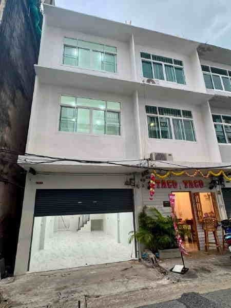 TH103 ให้เช่าทาวน์เฮาส์ อยู่ในซอยสาทร 11 รีโนเวทใหม่ทั้งหลัง