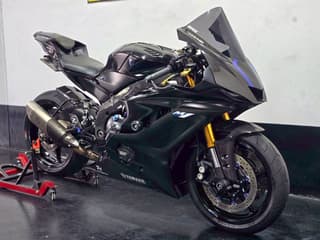Yamaha R6 2019 года - image blurred placeholder