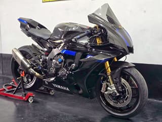 Yamaha R1 2019 года - image blurred placeholder