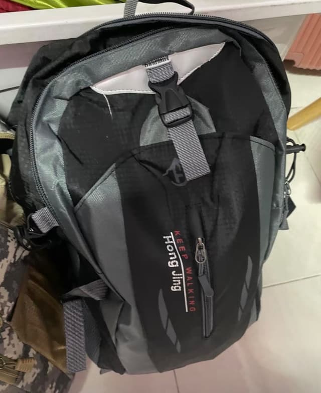 กระเป๋าเป้สีดำ 40L