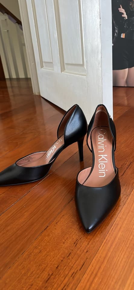 รองเท้าส้นสูงแบบปั๊ม Calvin Klein Gloria d'Orsay