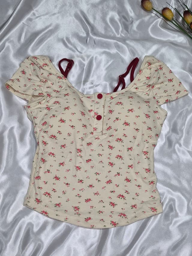 เสื้อยืดแขนสั้น ลายดอกไม้สีแดง แต่งกระดุมหน้า