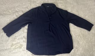Рубашка из комфортной ткани, темно-синяя, б/у, бренд uniqlo - image blurred placeholder