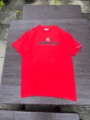 Красная футболка Hurley - image blurred placeholder