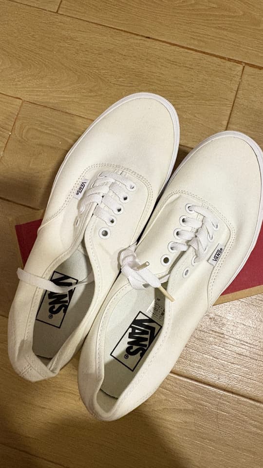 รองเท้าผ้าใบ Vans สีขาว