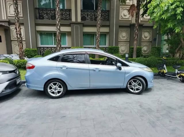 Ford Fiesta 1.6 อัตโนมัติ ซีดาน ให้เช่าในพัทยา
