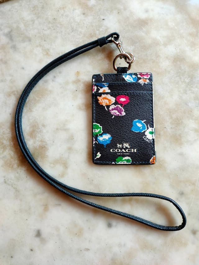 กระเป๋าใส่บัตรคล้องคอ Coach
