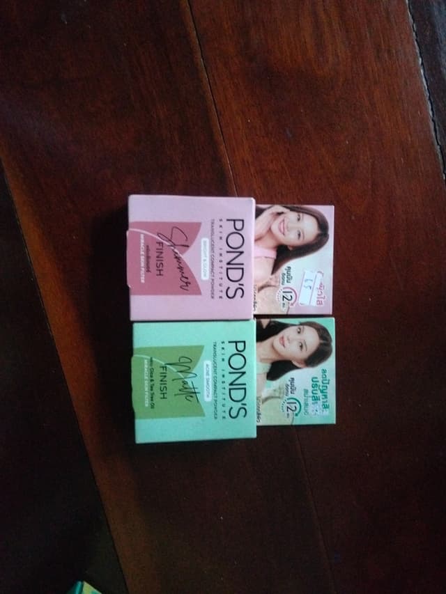 แป้งตลับ Ponds มี 2 สูตร สีชมพู และ สีเขียว