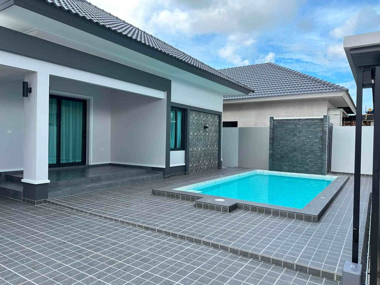 H1177 Отдельный дом Pool Villa на продажу, 3 спальни, 3 ванные комнаты, готов к заселению, район Понг
