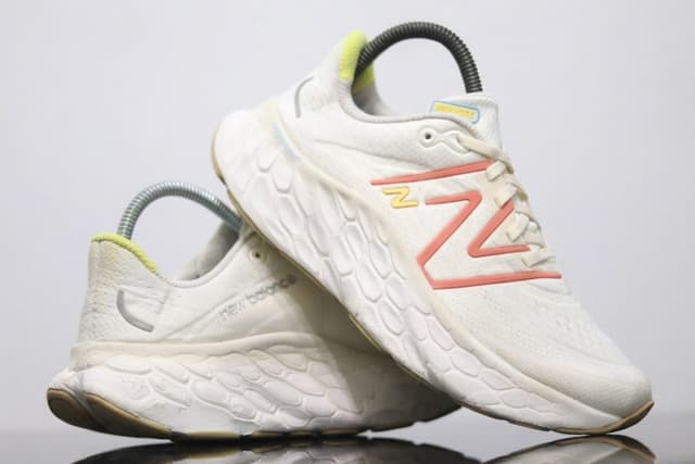 รองเท้าผ้าใบ New Balance Fresh Foam More V4 ขนาด 38/24.5cm