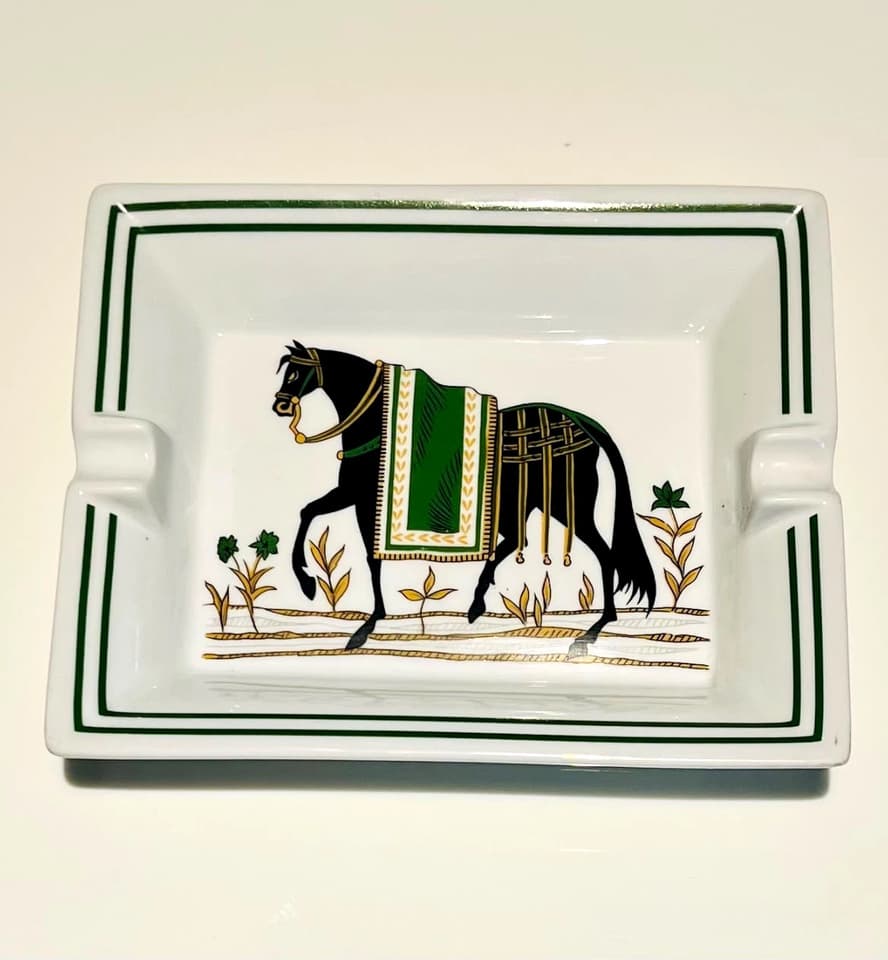 Оригинальная фарфоровая пепельница Hermès Paris с элегантным мотивом черной лошади