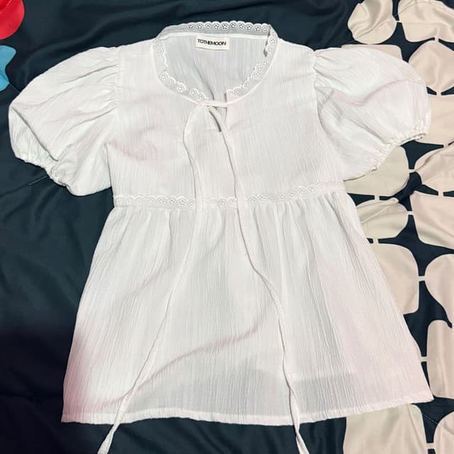 เสื้อแขนตุ๊กตา แต่งคอลูกไม้ ผูกโบว์น่ารักๆ