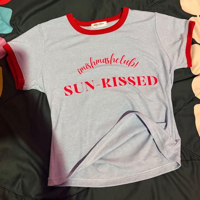 เสื้อยืด Baby Tee สกรีนข้อความ "Sun kissed" สีฟ้าอ่อน