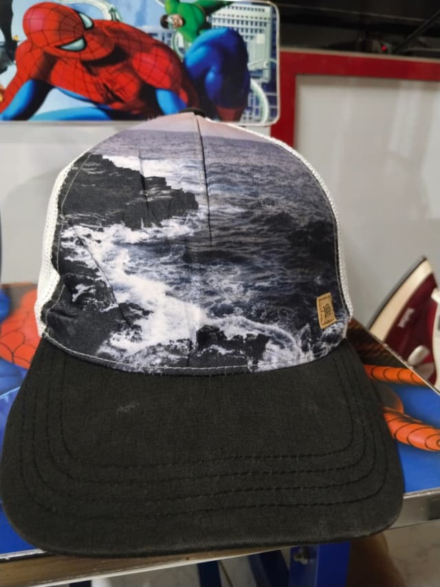 หมวกแก๊ป Trucker ลายคลื่นทะเล โทนขาว-ดำ มือสอง
